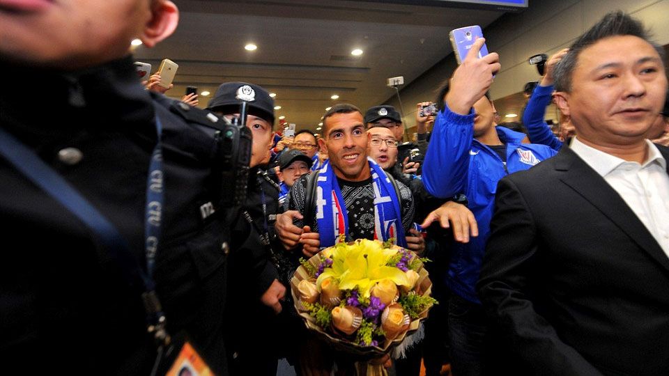 Carlos Tevez tiba di Bandara Internasional Shanghai Pudong pada Kamis pagi dan disambut oleh ribuan penggemar. Copyright: © Getty Images